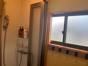une salle de bain avec une fenêtre et une douche dans l'établissement SABOJI - Vacation STAY 34265v, à Takamori 16 autres photos