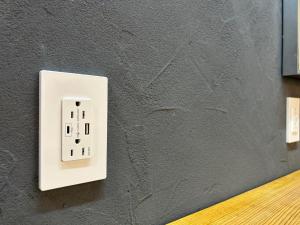 une prise électrique blanche sur un mur dans l'établissement SABOJI - Vacation STAY 34265v, à Takamori
