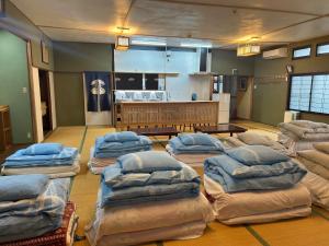 une pièce avec un tas d'oreillers sur le sol dans l'établissement SABOJI - Vacation STAY 34265v, à Takamori
