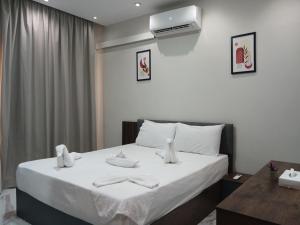 Una habitación de hotel con una cama con toallas. en Golden Memphis Cairo Hotel, en El Cairo