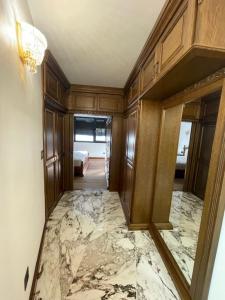ein Flur eines Hauses mit Marmorboden in der Unterkunft Luxury Apartment Downtown Blagoevgrad in Blagoewgrad
