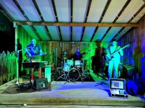 泰格拉Camping 4 étoiles - Piscine - eed0fi的音乐会舞台上的乐队演奏 更多145张照片