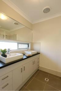 Kuchyň nebo kuchyňský kout v ubytování Bright Family Retreat - Quiet Caboolture Stay