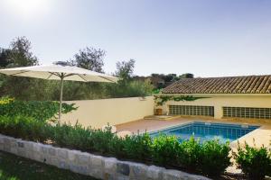 Πισίνα στο ή κοντά στο Casa Rural en Cigarral de Villamarta Toledo con piscina y WIFI