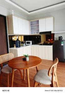 eine Küche mit einem Holztisch, Stühlen und einem Tisch in der Unterkunft Apartment De Palm in Uluwatu