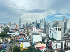 una ciudad con rascacielos y edificios al fondo en Chambers Residence by Gloria Homes, en Kuala Lumpur