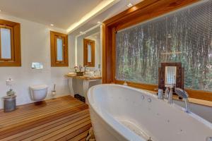 La grande salle de bains est pourvue d'une baignoire et de toilettes. dans l'établissement Olympos Lodge, à Çıralı 57 autres photos