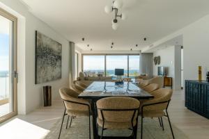 un soggiorno con tavolo da pranzo e sedie di Peralta Beach - Stunning Villa with Private Pool 03 a Lourinhã