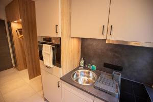 Η κουζίνα ή μικρή κουζίνα στο Domaine de Haslach, The Originals Collection, Résidence de Tourisme