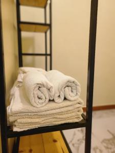 einen Stapel Handtücher auf einem Stuhl in der Unterkunft Pumzika hill homes in Arusha + 27 Fotos