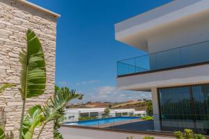 una vista di una casa con piscina di Peralta Beach - Stunning Villa with Private Pool 03 a Lourinhã