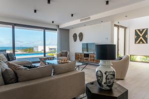 un soggiorno con un divano e un tavolo di Peralta Beach - Stunning Villa with Private Pool 03 a Lourinhã