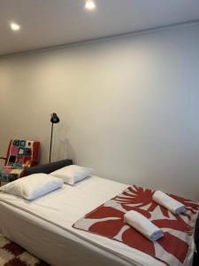 Ένα ή περισσότερα κρεβάτια σε δωμάτιο στο Lovely two-room condo with balcony near bus- and railwaystation