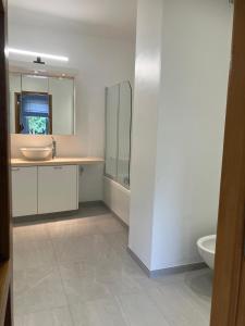 Ένα μπάνιο στο RS10 One-Bedroom Apartment