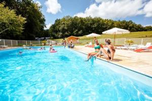 a group of people playing in a swimming pool at Camping 3 étoiles - Parc aquatique - ccbbaia 