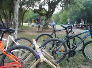 a group of bikes parked in a park at Camping 3 étoiles - Parc aquatique - ccbbaia 