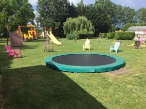 un parco giochi con tappeto elastico nell'erba di Camping 4 étoiles - Piscine - efcfbi a Faverolles-sur-Cher