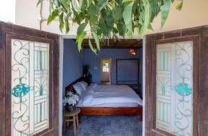 Un dormitorio con una cama y dos puertas de cristal. en Xóm Chài Tân An, en Ấp An Lộc A