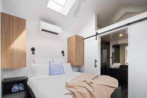 Ένα ή περισσότερα κρεβάτια σε δωμάτιο στο Bottlebrush Villa - Fireplace, Firepit, 20mins to Coolum Beach