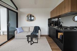 Η κουζίνα ή μικρή κουζίνα στο Bottlebrush Villa - Fireplace, Firepit, 20mins to Coolum Beach