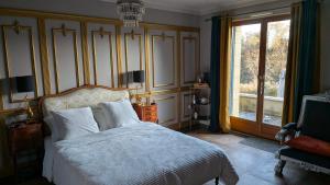 Saint-Julien-de-LamponBonBon Chambre d'hôtes的一间卧室，里面有一张床和一扇大窗户。 更多32张照片