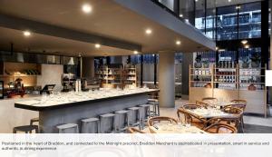 Thức uống tại Midnight Luxe 2BR 2Bath 508 L5 in the heart of Braddon Pool Sauna Gym 1 Secure Parking Space Wifi Wine