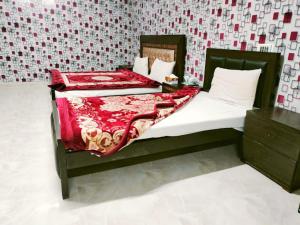 Una cama o camas en una habitación de Crystal Inn Guest House