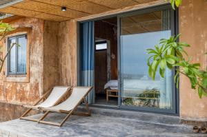 una silla en el porche de una casa en Xóm Chài Tân An, en Ấp An Lộc A 70 fotos más