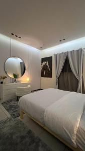 En eller flere senge i et værelse på Luxury Modern Apartment