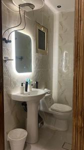 Et badeværelse på Luxury Modern Apartment