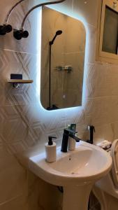 Et badeværelse på Luxury Modern Apartment + 16 billeder