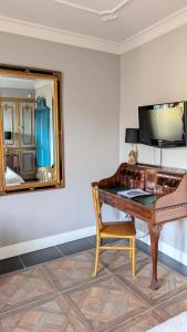 - un bureau dans une chambre avec un miroir dans l'établissement BonBon Chambre d'hôtes, à Saint-Julien-de-Lampon