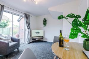 TV a/nebo společenská místnost v ubytování Long Term Stay 3 Bed 1 Bath & Parking Shropshire