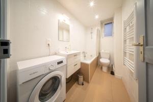 uma casa de banho branca com uma máquina de lavar roupa em appartement confortable à la frontière de bâle One 6 personnes em Saint-Louis