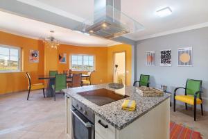 a kitchen and living room with a dining room at Vila Picota in Cerro da Zorra