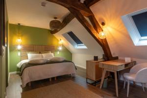 Postel nebo postele na pokoji v ubytování hôtel les vents d'anges