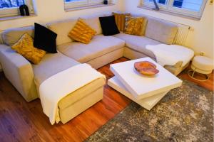 ein Wohnzimmer mit Sofa und Tisch in der Unterkunft Modern Apartment near Therme Erding WIFI in Erding