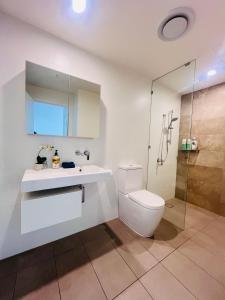 een badkamer met een toilet, een wastafel en een douche bij Azure View One-Bed in Gold Coast