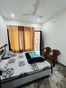 Un dormitorio con una cama y una ventana en The Sunrise Retreat, en Solan