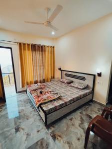 Un dormitorio con una cama y una ventana grande. en The Sunrise Retreat, en Solan