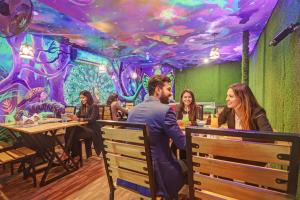 un grupo de personas sentadas en una mesa en un restaurante en Hotel Continental Inn, en Chennai