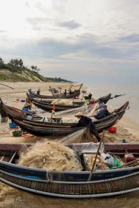 Un grupo de barcos sentados en la playa en Xóm Chài Tân An, en Ấp An Lộc A