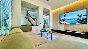 Televiisor ja/või meelelahutuskeskus majutusasutuses Central Luxury 3 Bed Pool Villa