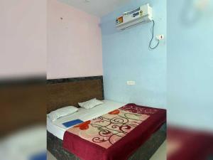 Giường trong phòng chung tại SPOT ON NEW S.M. Galaxy