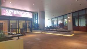 ein Gebäude mit einem Schild, auf dem „Sky Desert Clinic“ steht in der Unterkunft Luxury Riverfront Apartment level 38 Queen's Wharf Tower in Brisbane + 24 Fotos