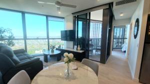 ein Wohnzimmer mit Tisch und Couch in der Unterkunft Luxury Riverfront Apartment level 38 Queen's Wharf Tower in Brisbane