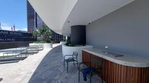 ein Restaurant mit Stühlen und eine Bar in einem Gebäude in der Unterkunft Luxury Riverfront Apartment level 38 Queen's Wharf Tower in Brisbane