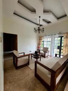 Großes Zimmer mit 2 Betten und einem Sofa in der Unterkunft Pumzika hill homes in Arusha