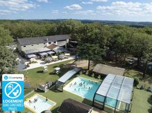 eine Draufsicht auf einen Pool in einem Resort in der Unterkunft Chalet 4 étoiles - Piscine - ccafdif in Loupiac