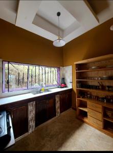 eine große Küche mit einem Waschbecken und einem Fenster in der Unterkunft Pumzika hill homes in Arusha